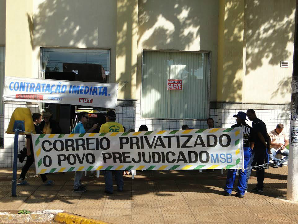 Funcionários dos Correios em greve se reúnem em frente a agência central em Dourados