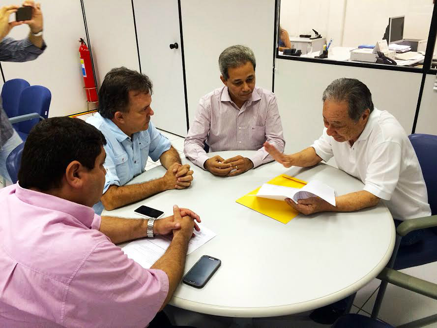 Os deputados estadua George e Vander reuniram-se com o superintendente regional da Caixa Econômica, Paulo AntunesFoto: Divulgação