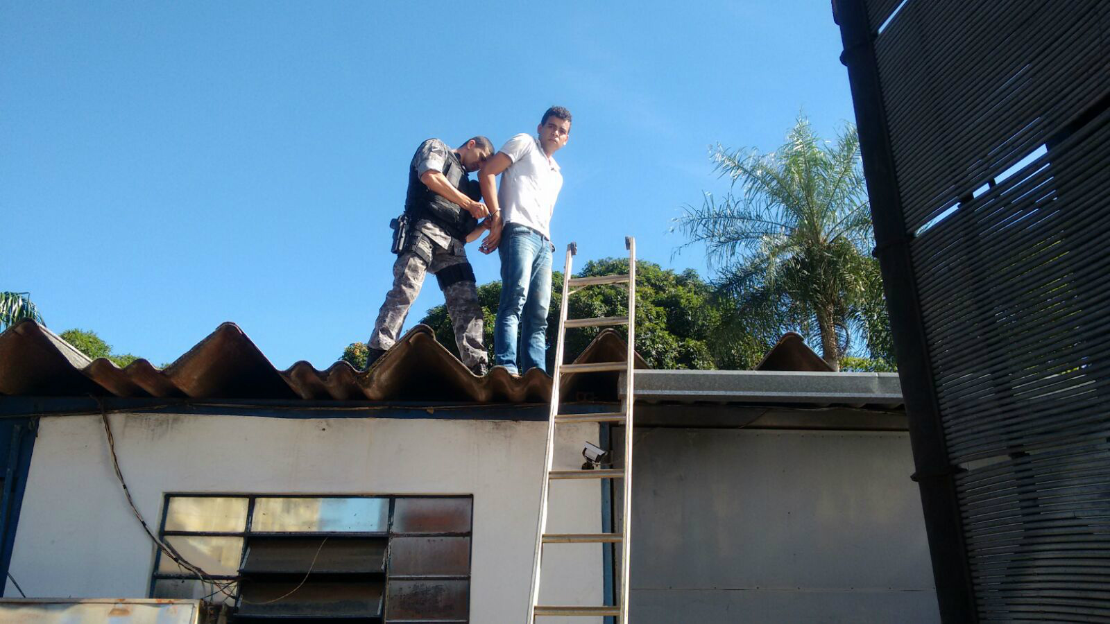 Jovem foi detido em telhado de estabelecimento comercial em DouradosFoto: PM