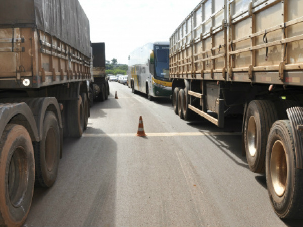 Com muitos caminhões parados na beira das estradas, setores do comércio, da alimentação e de combustíveis começam a ficar desabastecidos. (Foto: Hédio Fazan)