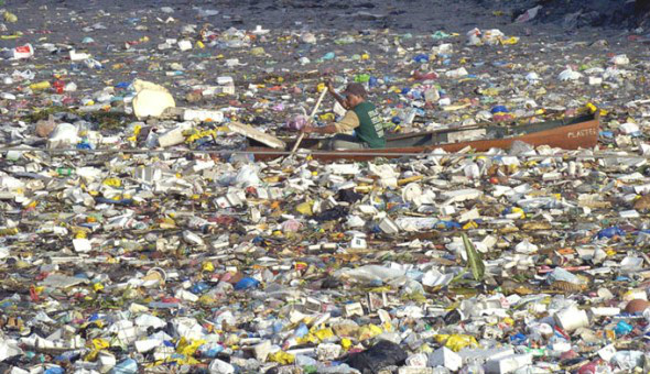 A quantidade de plástico despejada no oceano representa, em área, 34 vezes o tamanho da região americana de Manhattan.