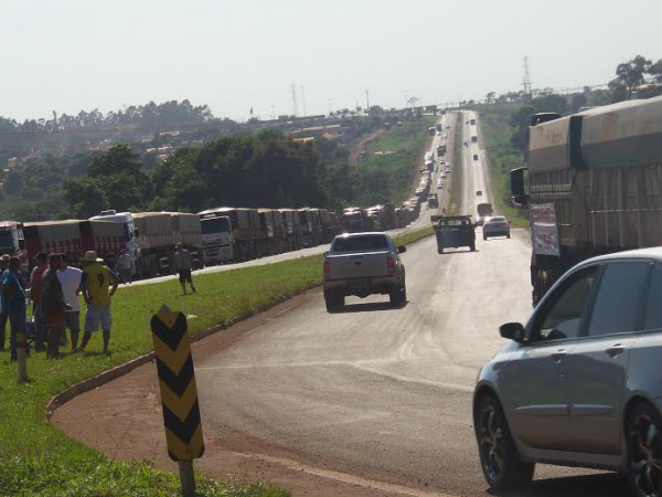 Motoristas fecham rodovias em Douradosfoto - Hedio Fazan