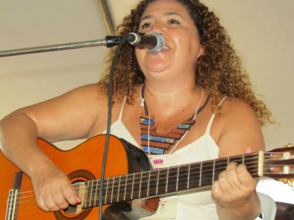 Morgana Zhen também emprestou seu talento em “canja” na festa da criação do Sindicato dos Músicos do Mato Grosso do Sul (Foto : Elvio Lopes)
