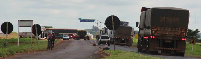 Grupo de caminhoneiros estavam parados no km 123 da MS-134, em Nova Andradina Foto : Emerson Dantas/Jornal da Nova