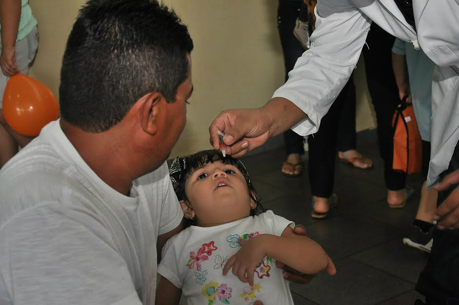 Pais devem procurar os postos para vacinar os filhosFoto: Chico Leite/Assecom