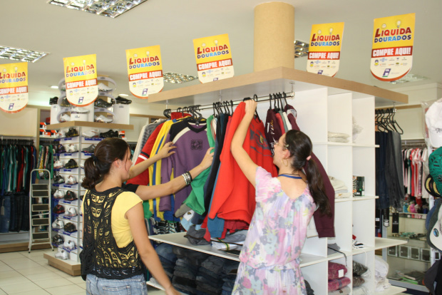Promoção do comércio de local vai oferecer até 70% descontos nas lojas identificadas com as bandeirolas da campanha