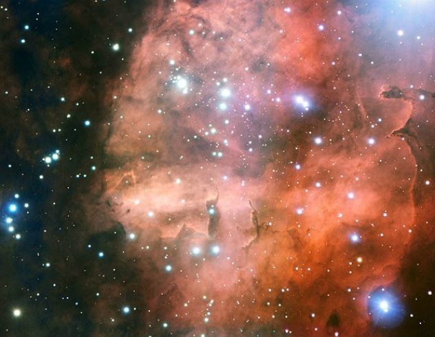 O Telescópio Extremamente Grande do Observatório Europeu do Sul (ESO, na sigla em inglês) divulgou nesta quarta-feira (20) a imagem mais detalhada obtida até hoje do berçário estelar NGC 6357, conhecido como Nebulosa Guerra e Paz, que fica na constelação de Escorpião, nas profundezas da Via Láctea. A foto mostra inúmeras estrelas quentes e jovens (com 