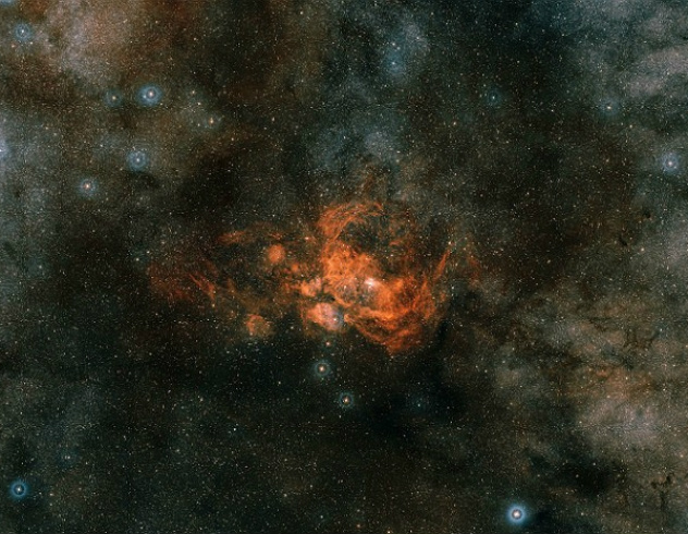A região mais central e brilhante da nebulosa NGC 6357 contém um aglomerado de estrelas de grande massa, que estão entre os astros mais brilhantes da Via Láctea. O interior dele, que não pode ser visto na imagem, já foi intensamente estudado pelo Telescópio Hubble, da agência espacial americana (Nasa). Esta foto foi produzida pelo programa Joias Cósmicas, do ESO, que é financiado por 15 países europeus, além do Brasil. A NGC 6357 foi vista pela primeira vez em 1837, a partir da África do Sul (Foto: ESO/Divulgação)