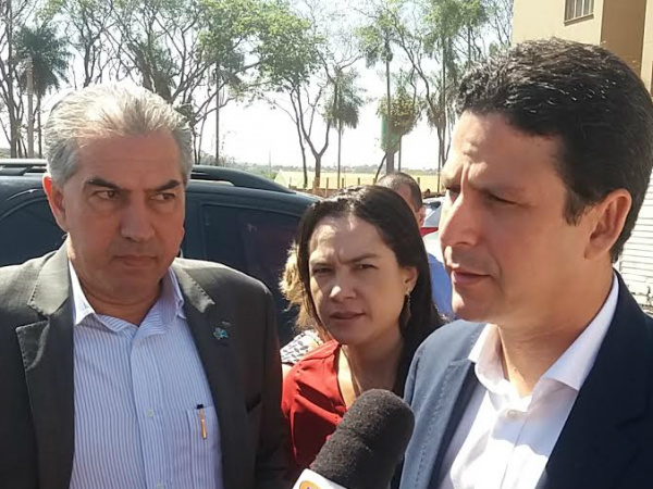 Ministro durante entrevista coletiva pouco antes da entrega do residencial - foto : Flávio Verão