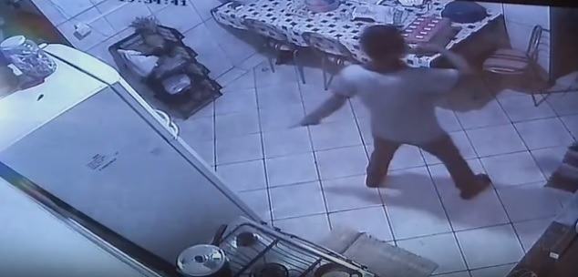 Com faca em mão, homem invade entidade e rapta garotoFoto: Reprodução