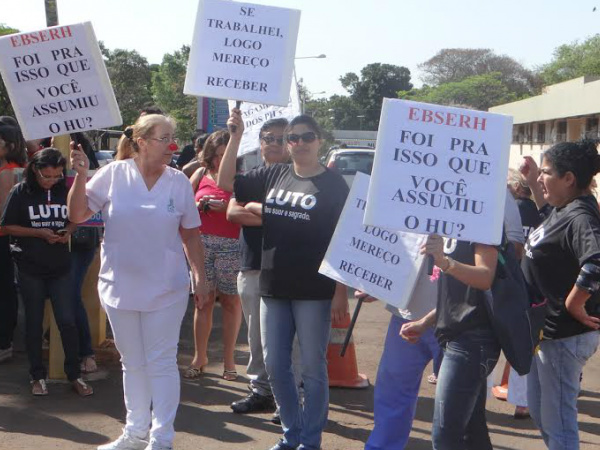 Fotos: L. Vasconcelos Servidores fizeram manifesto nas portas do HU cobrando o pagamento dos salários atrasados