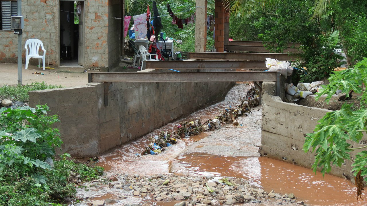 Moradores vivem em situação precária. Sem coleta de lixo, sujeira se acumula no local. Foto: MPF/MS