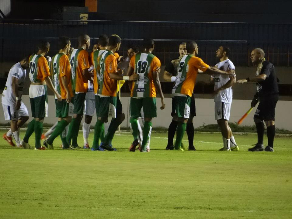 Equipes jogaram na noite de ontem no Douradão. Foto: Assessoria