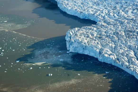 O derretimento de geleiras e a redução das áreas congeladas do mar e as regiões cobertas de neve nos polos provocam alterações climáticas em todo o planetaFoto: ONU/Mark Garten