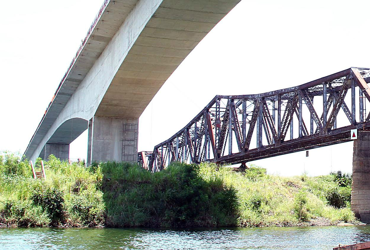 Nova ponte rodoviária entre MS e SP fica ao lado de ponte ferroviária. Foto: Edemir Rodrigues