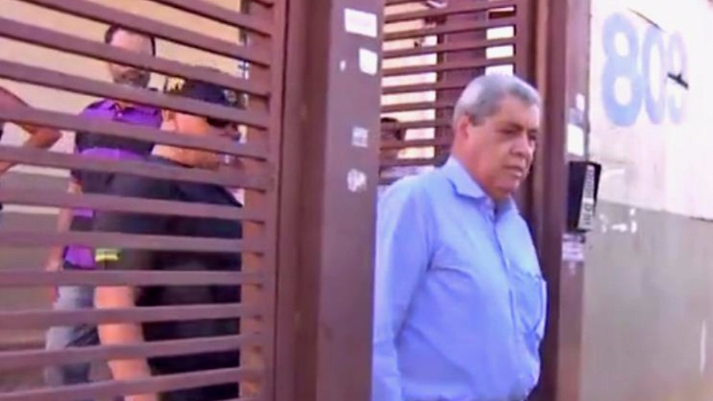 Ex-governador André Puccinelli deixando local onde colocou a tornozeleira eletrônica de monitoramento (Foto: Reprodução/TV Morena)