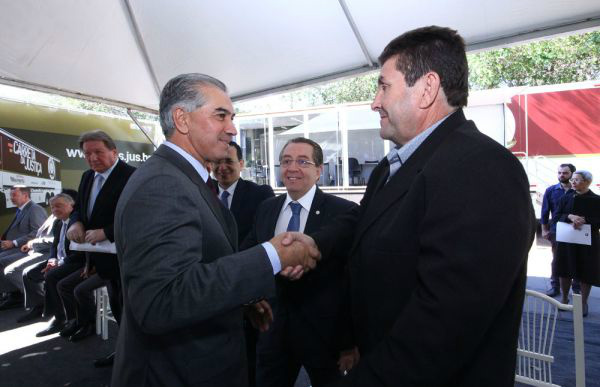 Presidente da Assomasul, Antnio ngelo (dir) cumprimenta o governador Reinaldo AzambujaFoto: Edmir Rodrigues