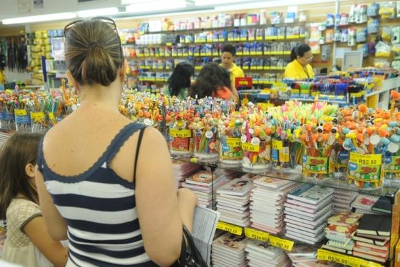 Apenas um terço dos consumidores guardaram parte do décimo terceiro salário para despesas como material escolar, IPTU e IPVAArquivo Agência Brasil