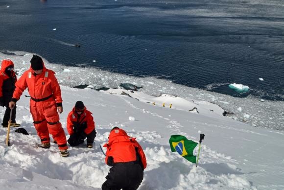 Pesquisadores do MycoAntar, projeto voltado para explorar o continente gelado da AntárticaProjeto MycoAntar/Divulgação