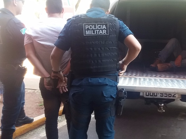 PM prendeu suspeitos na frente do estacionamento de um hipermercadofoto - Cido Costta/DouradosAgora