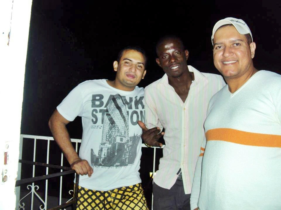Jorge, centro, com amigos no Brasil. Foto: Arquivo pessoal