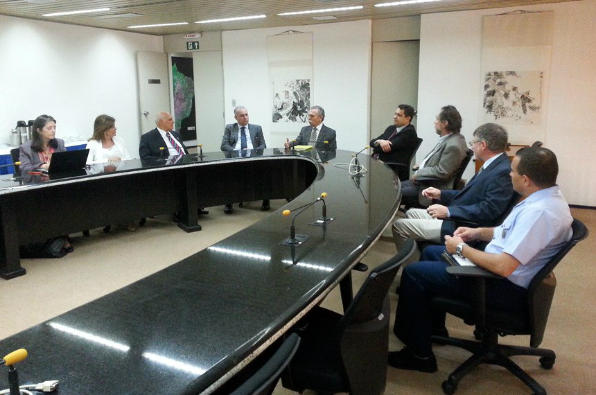 Presidente da CCT, o senador Lasier Martins (PDT-RS), terceiro da esquerda para a direita, ouve especialistas no Parque Tecnológico do INPEGlauciene Lara/Tv Senado