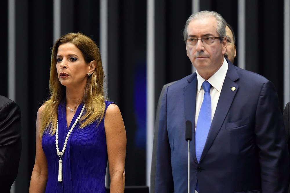 Claudia Cruz, mulher do então presidente da Câmara dos Deputados Eduardo Cunha, ao lado dele durante cerimônia no Congresso em novembro de 2015 