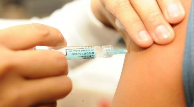 O quantitativo está armazenado na Coordenadoria de Imunização, responsável pela distribuição das vacinas aos 79 municípios do Estado. 