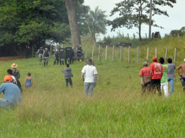 Indígenas e policiais em conflito na reintegração de posse na fazenda Buriti (Foto: Tatiane Queiroz/G1 MS/Arquivo)