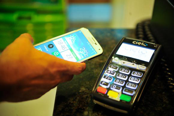 Chega ao Brasil tecnologia que permite o pagamento de compras em lojas físicas por meio de smartphonesMarcello Casal Jr/Agência Brasil