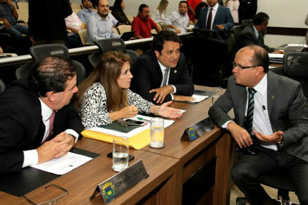 À esquerda, deputado Eduardo Rocha conversa com os colegas no plenário da Assembleia. (Foto: Divulgação)