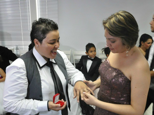 Casal trocou aliança no primeiro casamento coletivo gay do estado, realizado em 2013. (Foto: Fabiano Arruda/G1 MS)
