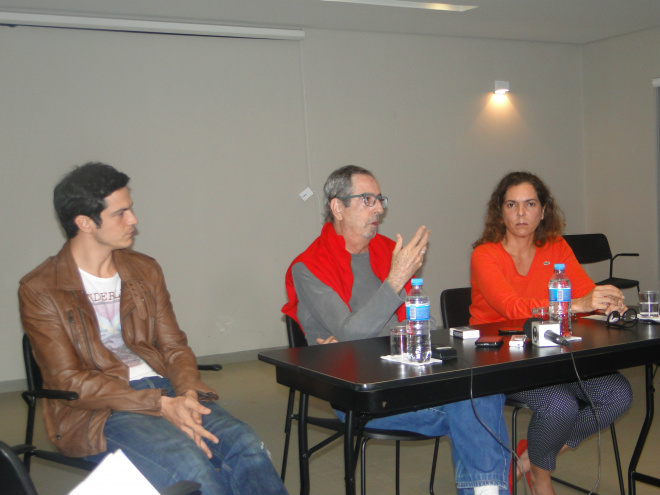 Ator Mateus Solano com o diretor Sérgio Rezende e a produtora Erica IoottyFoto: Flavio Verão