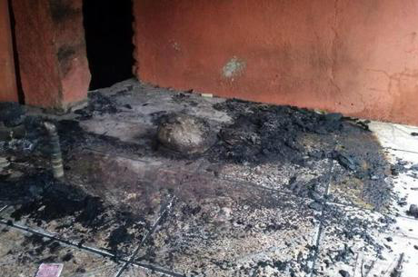 A casa de Patrícia Moreira foi incendiada nesta sexta-feira - Foto: divulgação