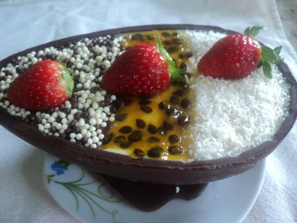 Por serem elaborados e com mais detalhes, os ovos de chocolate caseiros são uma ótima opção de presente para a Páscoa. (Foto: Bruna Gonzales