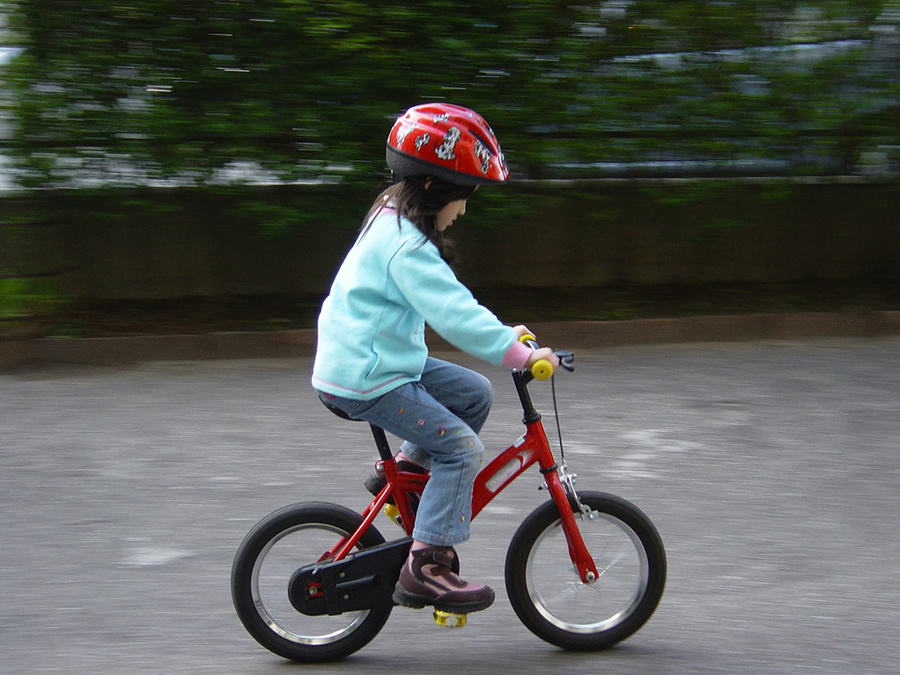 De acordo com pesquisas, o uso do capacete pode reduzir em até 85% o risco de traumatismo craniano em quedas da bicicleta