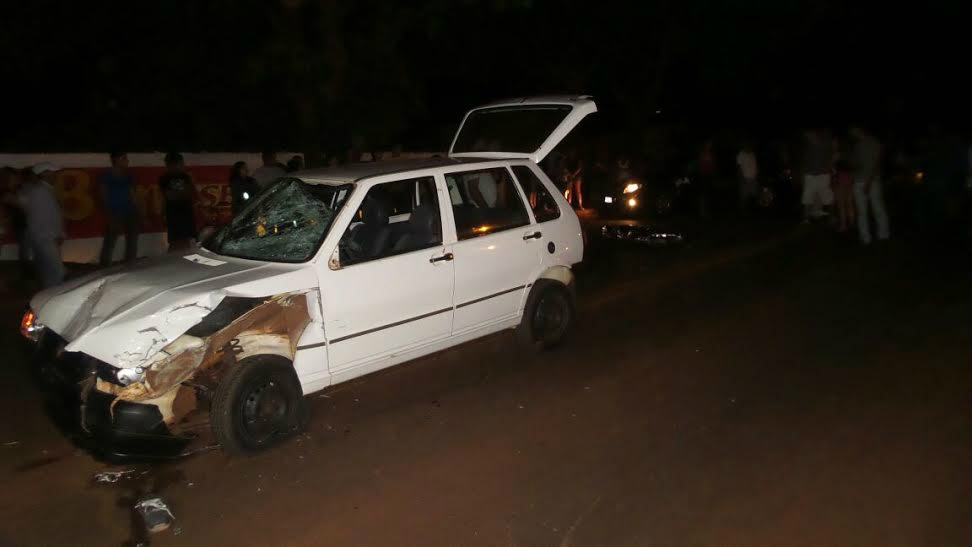 Carro atropelou grupo de pessoas e uma das vítimas morreu no local (Foto: Cido Costa)