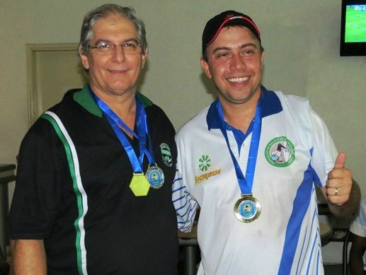 Marcos Nemerski (à direita), campeão da 1ª divisão do masculino, com o presidente da FbolMS Gilson do Mar. Foto: Carlos Mendes/FBolMS