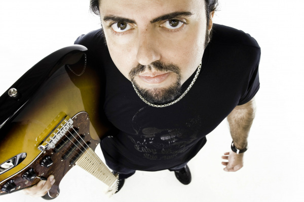 Guitarrista Mello Jr. vai abordar no workshop, em Dourados, temas como: produção, técnicas, composição e equipamentos. (Foto: Divulgação)