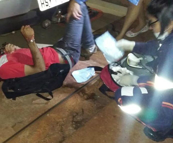 Adolescente foi baleado em frente de residênciaFoto: Cido Costa