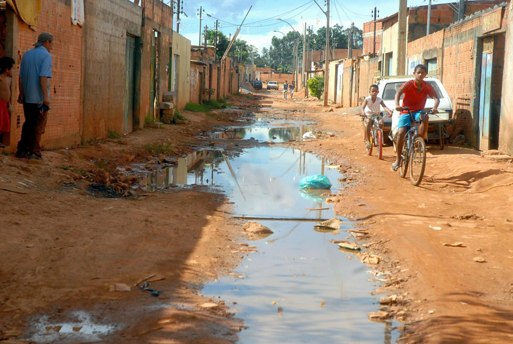 No Brasil, menos da metade da população tem acesso a redes de esgoto. Foto: EBC