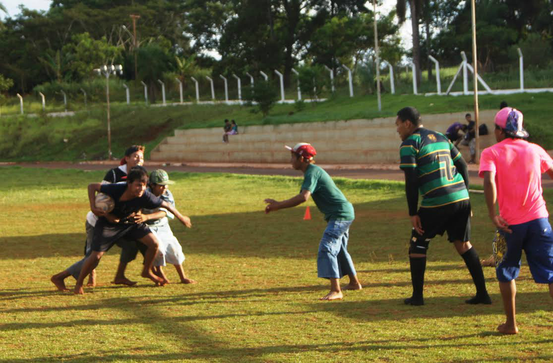 Indígenas jogando Rugby.