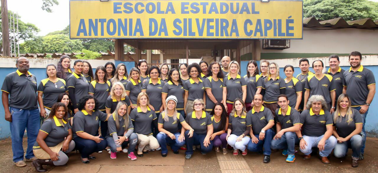 Equipe de profissionais da escola Capilé confeccionaram camisetas para comemorações dos 40 anos da instituição 