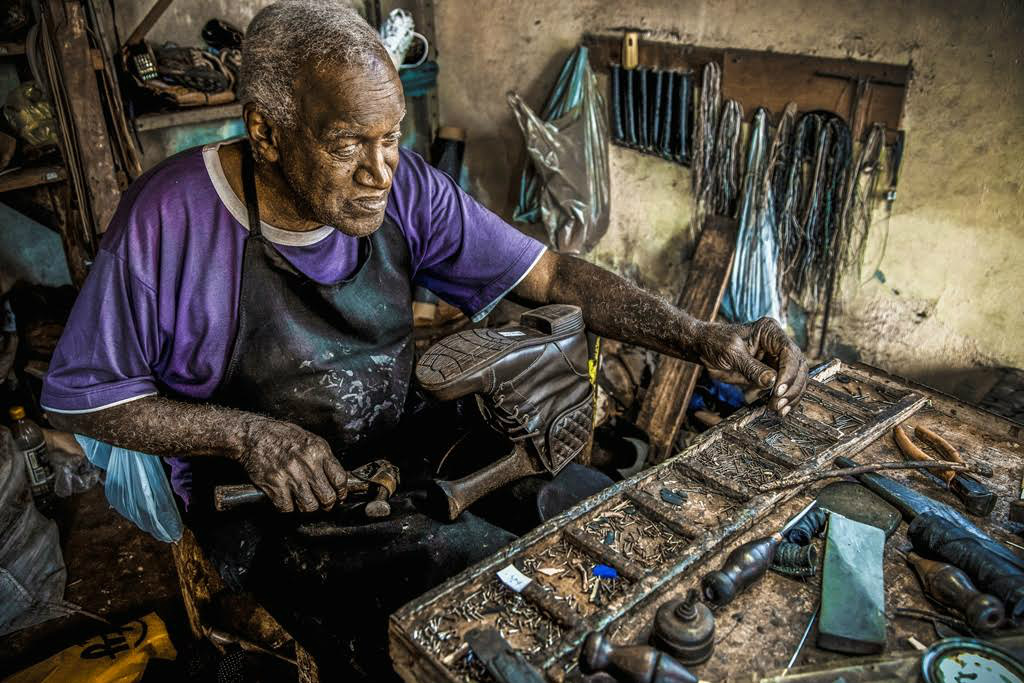 Foto: José Aparecido FrotaLegenda: “O Sapateiro: Mãos que Consertam”,  1º Lugar na categoria Câmera Fotográfica