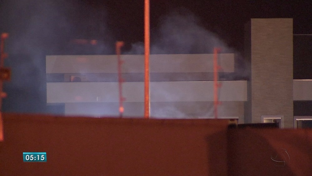 Fumaça sai do local onde caminhões estavam (Foto: Reprodução/ TV Morena)