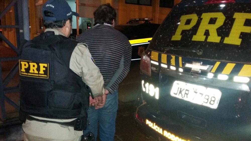 Homem foi preso em flagrante transportando a droga em veículo (Foto: PRF/Divulgação)