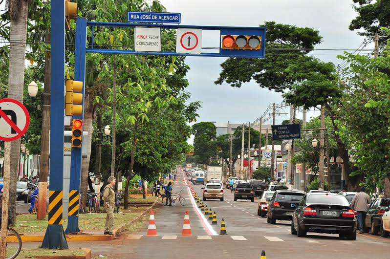 Prefeitura pinta faixa na Avenida Marcelino Pires que será usada exclusivamente pelos ciclistas aos domingos a partir de maioCrédito: A. Frota