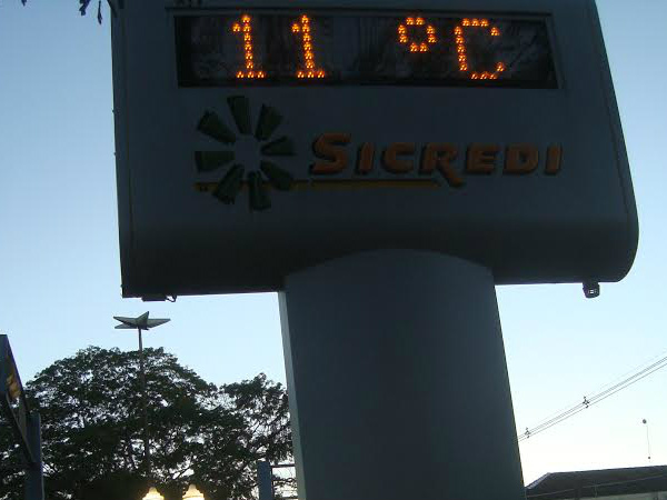 Termômetro localizado no cruzamento da Avenida Marcelino Pires com a Rua João Cândido Câmara, marcava 11ºC por volta das 6 horas de hoj ( foto - Cido Costa/Douradosagora)