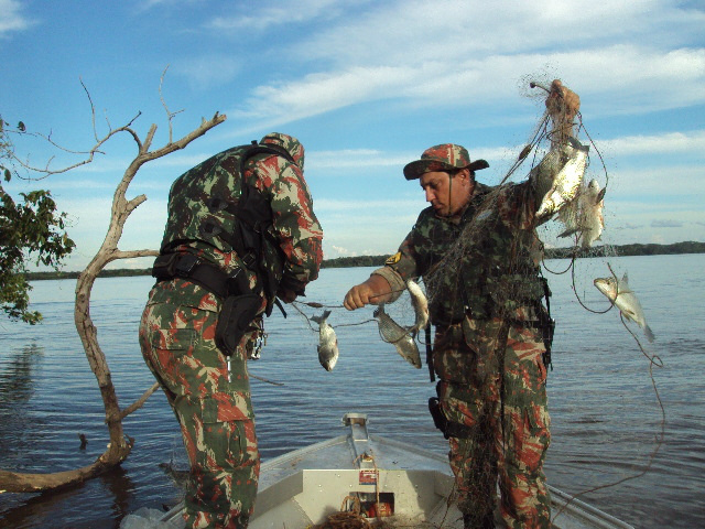 Na Operação em 2013 foram apreendidas redes em rios com quase 100 kg de peixes vivos. Foto: PMA/MS