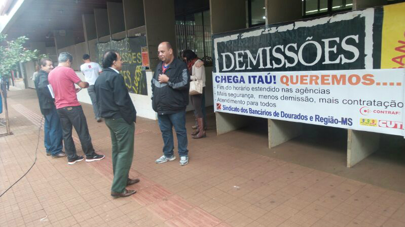 Bancários protestam em frente à agência do Itaú. Foto: Cido Costa